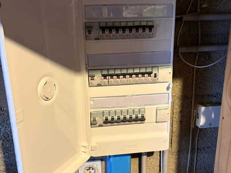 Après : installation électrique rénovée aux normes